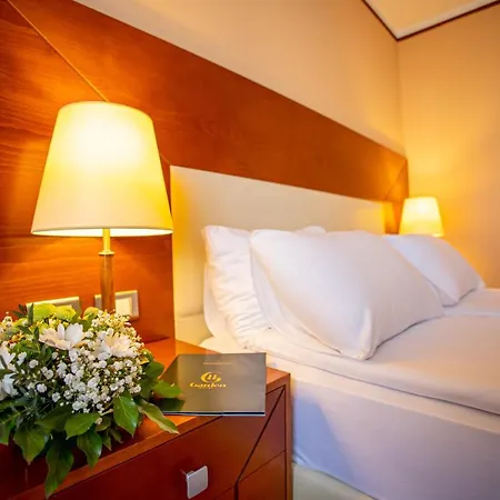 Grand ホテル トゥズラ